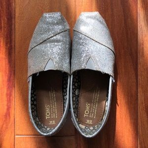 TOMS Women’s Silver Glitter Classic Shoes